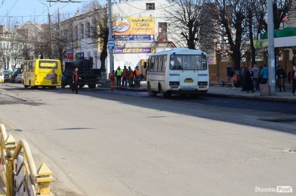 Біля луцького ЦУМу перекрили дорогу. ФОТО