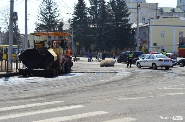 Біля луцького ЦУМу перекрили дорогу. ФОТО