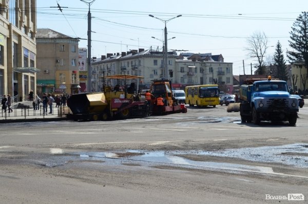 Біля луцького ЦУМу перекрили дорогу. ФОТО