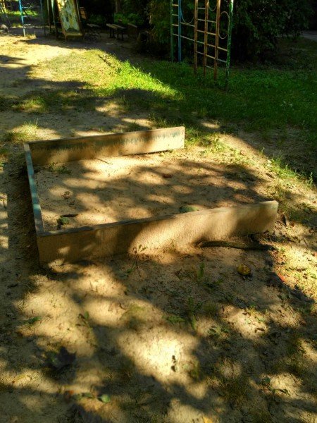 У Луцьку просять відремонтувати занедбаний дитмайданчик