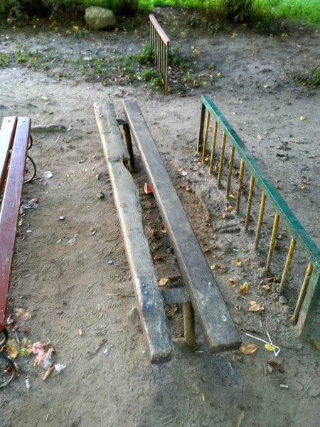 У Луцьку просять відремонтувати занедбаний дитмайданчик