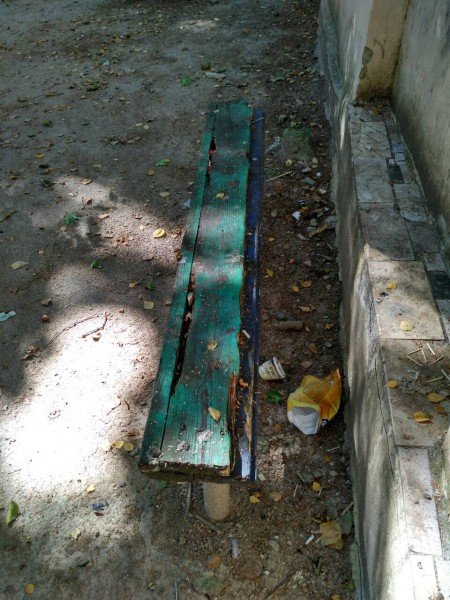 У Луцьку просять відремонтувати занедбаний дитмайданчик