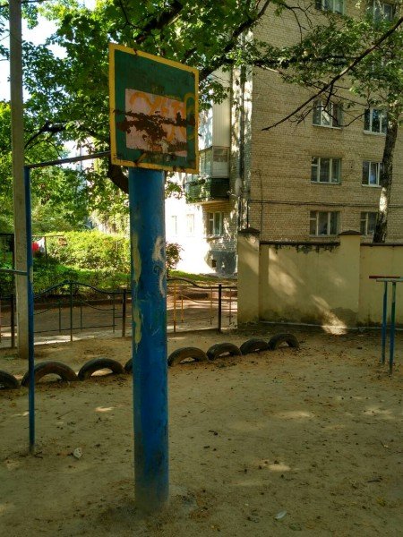 У Луцьку просять відремонтувати занедбаний дитмайданчик