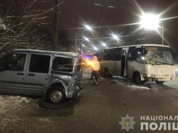 У Луцьку в аварію потрапила маршрутка з людьми, є потерпілі