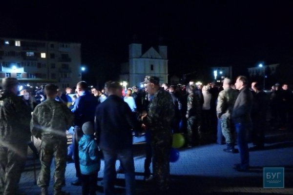 У Володимирі-Волинському міцними обіймами зустріли звільнених бійців. ФОТО. ВІДЕО