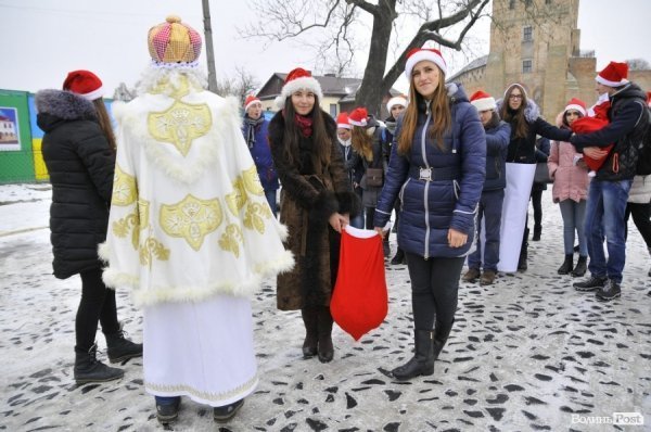 Луцьком пройшов парад помічників Святого Миколая