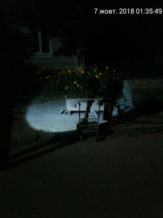 Під покровом ночі: у Луцьку чоловік крав бруківку, якою ремонтують тротуар