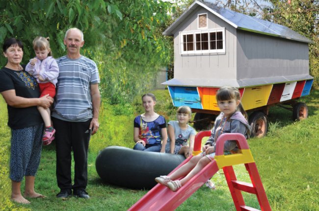 Волинський пасічник поселив бджіл у хатину на колесах. ФОТО