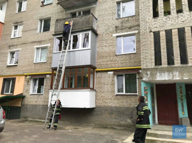 На Волині у задимленій квартирі не відчиняли двері: рятувальники діставалися через балкон