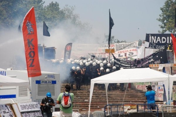 У Туреччині ‒ нові сутички між поліцією та демонстрантами. ФОТО