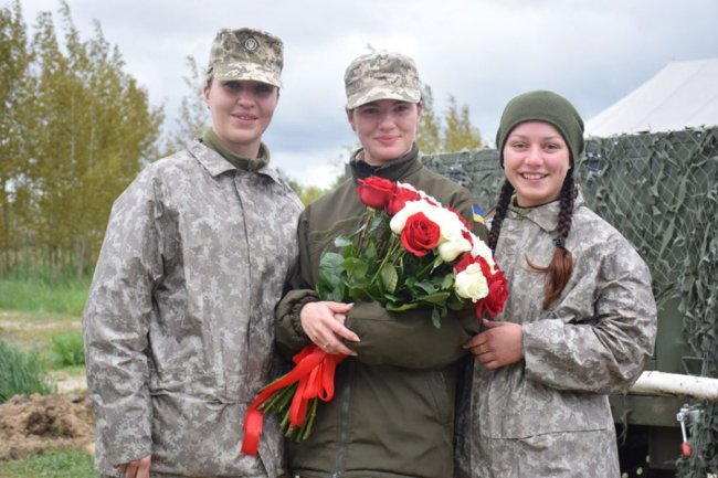 Перед поїздкою на Схід офіцер освідчився коханій на Рівненському полігоні. ФОТО