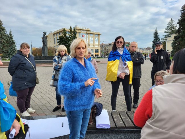 «Хочу, щоб мій чоловік був вдома»: у Луцьку протестували дружини військових