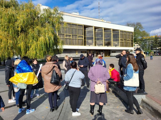 «Хочу, щоб мій чоловік був вдома»: у Луцьку протестували дружини військових