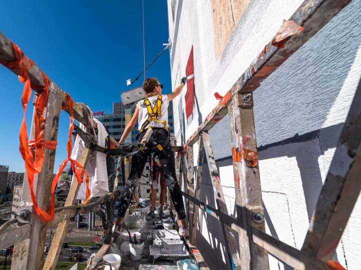 Художниця з Волині створює гігантські картини на стінах будинків у Нью-Йорку