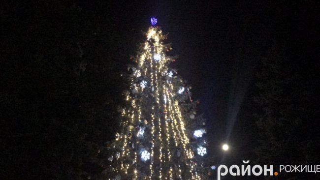 Як прикрасили головну ялинку у Рожищі. ФОТО