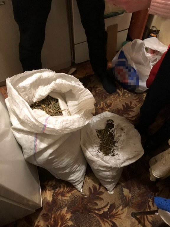 Поліцейський торгував зброєю та наркотиками з «речдоків». ФОТО