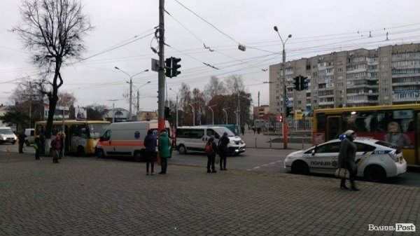 У Луцьку маршрутка дзеркалом збила жінку