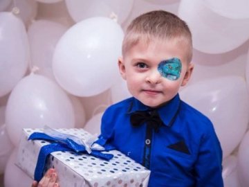 У луцькій гімназії зібрали понад 30 тисяч гривень для хлопчика без ока