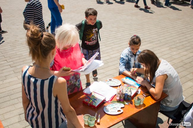 У центрі Луцька діти «стріляли» зі зброї та кермували поліцейськими авто. ФОТО