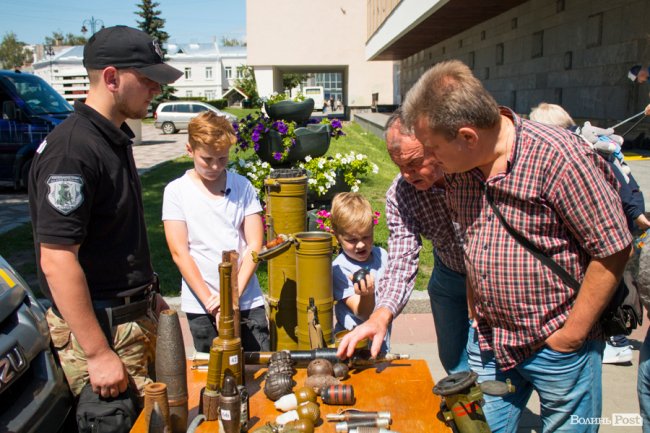 У центрі Луцька діти «стріляли» зі зброї та кермували поліцейськими авто. ФОТО