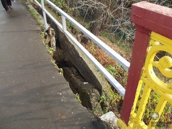 Мерія Луцька за три місяці не змогла ліквідувати «провалля» на мості. ФОТО