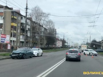 У Луцьку на Дубнівській зіткнулися легковики. ВІДЕО