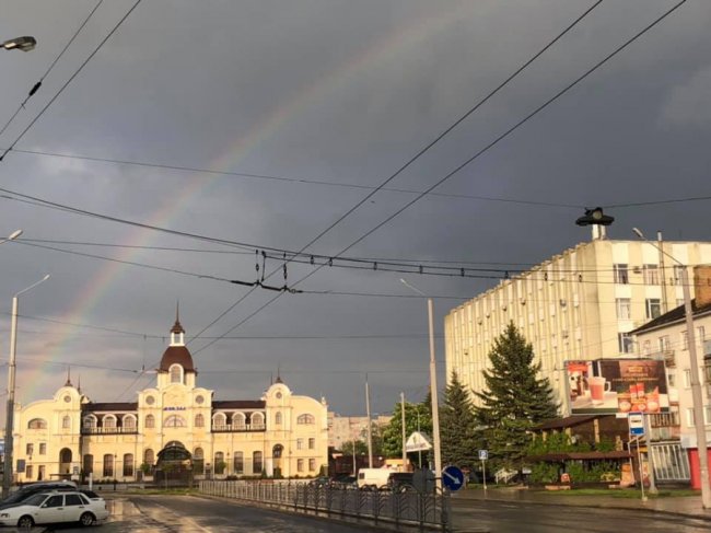 Повна подвійна веселка у небі над Луцьком: реакція соцмереж. ФОТО