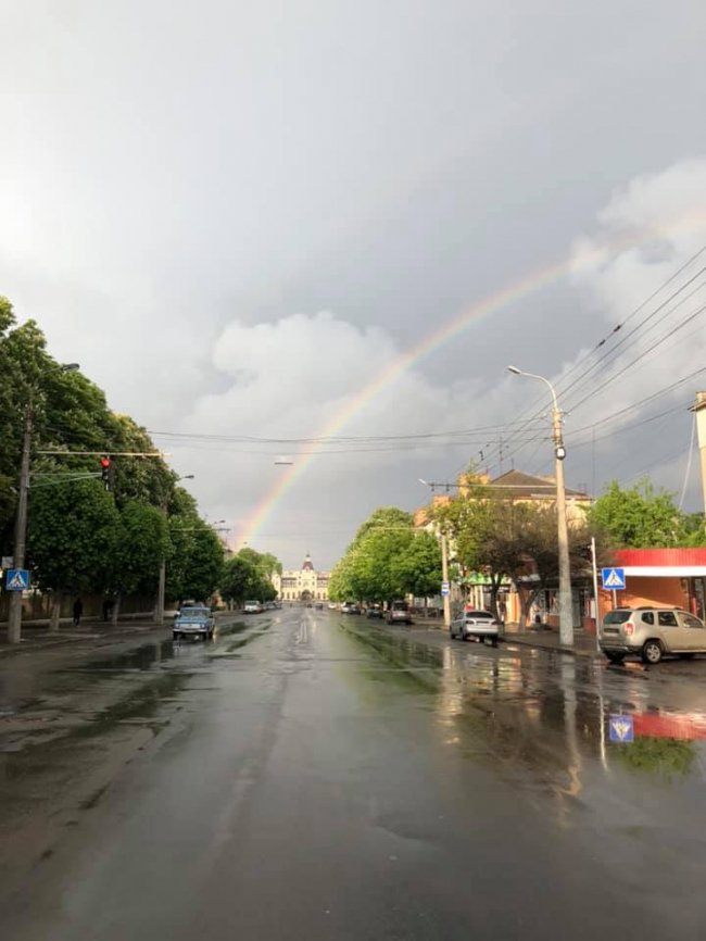 Повна подвійна веселка у небі над Луцьком: реакція соцмереж. ФОТО
