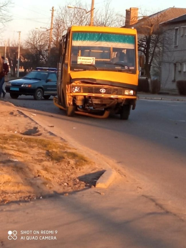 У місті на Волині маршрутка зіткнулася з легковиком, пасажира забрала «швидка». ФОТО