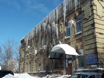 У Луцьку уже кілька днів поспіль комунальники збивають бурульки з дахів будівель