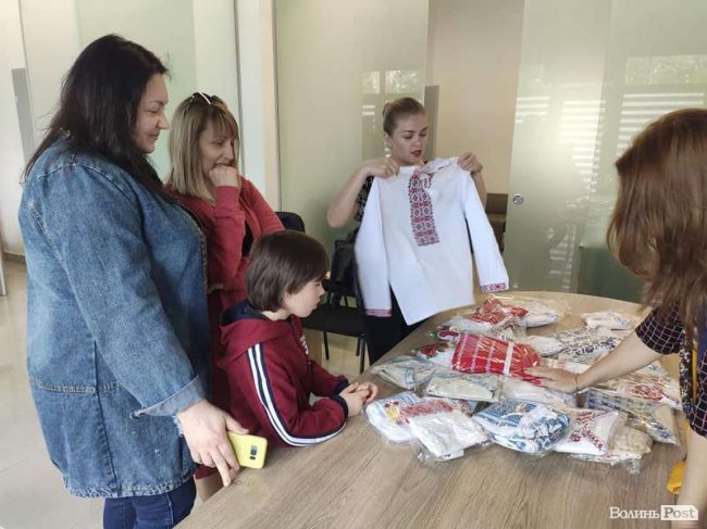 У Луцьку соціально незахищеним дітям подарували вишиванки. ФОТО