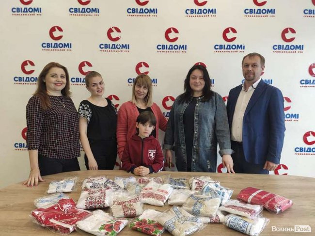 У Луцьку соціально незахищеним дітям подарували вишиванки. ФОТО