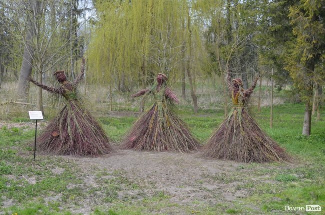У луцькому парку «оселилися» велетенська риба, кінь і мавки. ФОТО