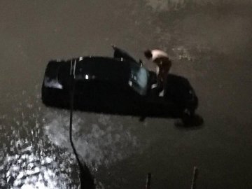 На Кравчука і Воїнів-Інтернаціоналістів у Луцьку – потоп. ФОТО