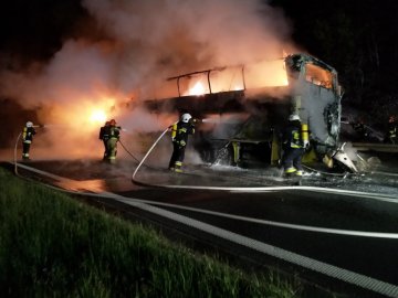 Пропалив діру в асфальті: на трасі в Польщі згорів автобус «Київ-Прага». ФОТО. ВІДЕО