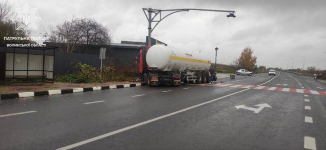 Хотів об'їхати пішохода: на Волині тягач з цистерною влетів в електроопору