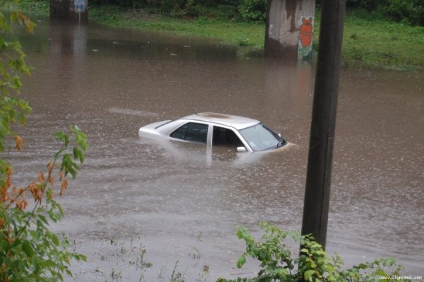 У Луцьку в одній з калюж потонула автівка