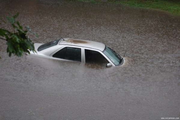 У Луцьку в одній з калюж потонула автівка