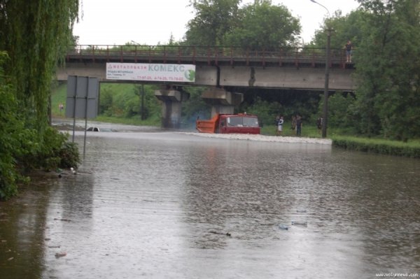 У Луцьку в одній з калюж потонула автівка
