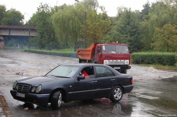 У Луцьку в одній з калюж потонула автівка