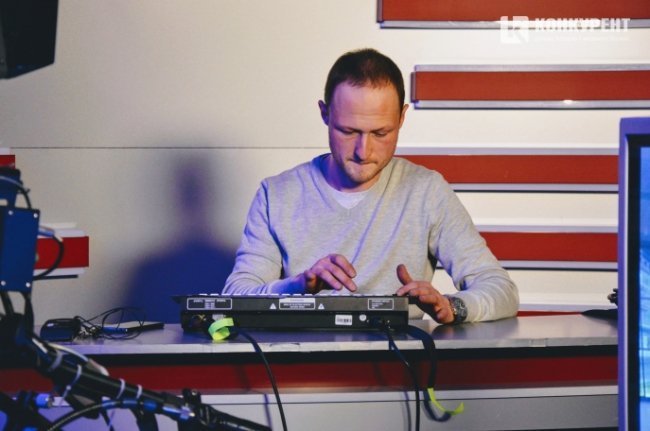 Думаєте, це діджей за своїм пультом? Ні! Так у студії налаштовують освітлення