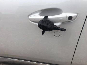 Кандидату у нардепи на Рівненщині обстріляли авто і прикріпили гранату до ручки