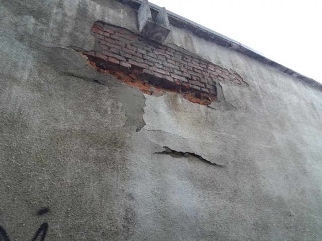 Лучани скаржаться на аварійну стіну будинку. ФОТО
