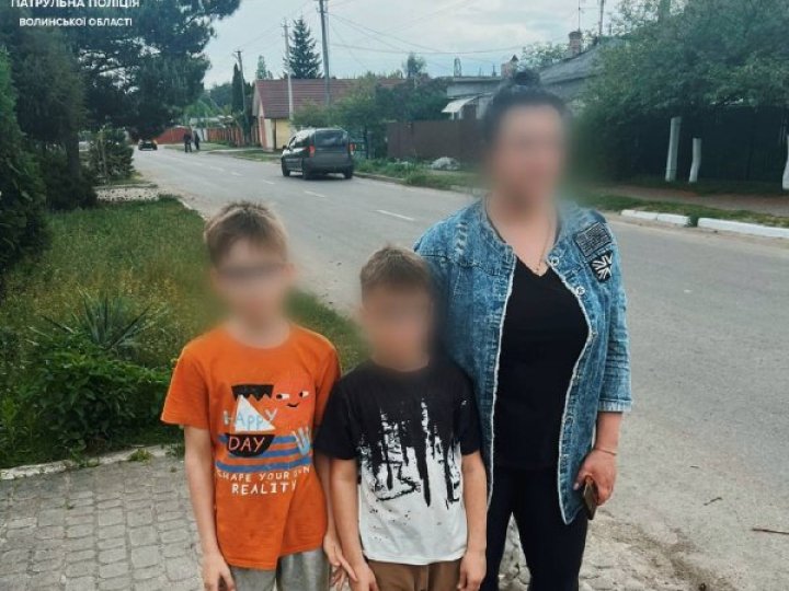 На Волині двоє малолітніх дітей зникли з двору, де гуляли: викликали патрульних