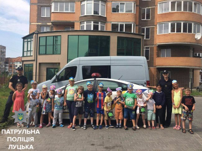 Луцькі патрульні відвідують літні табори