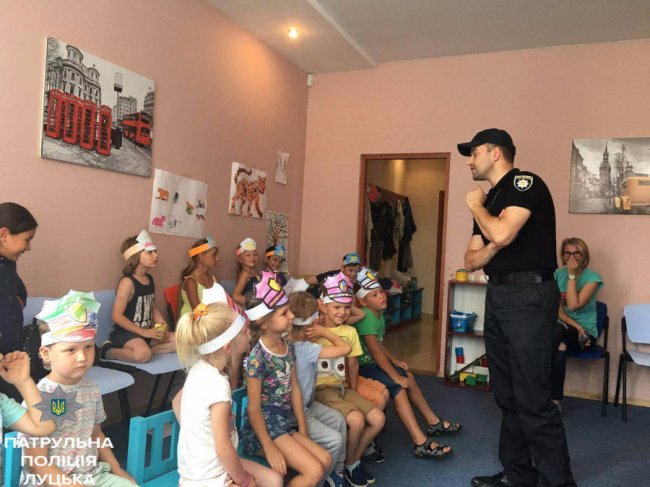Луцькі патрульні відвідують літні табори
