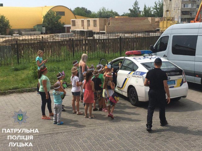 Луцькі патрульні відвідують літні табори