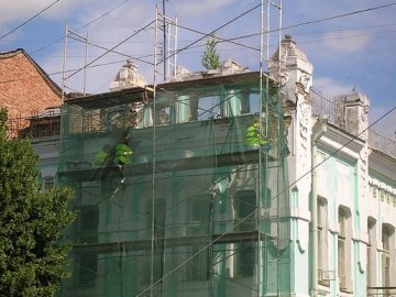 У Луцьку почали ремонтувати «будинок з Меркурієм». ФОТО