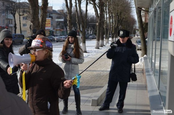 «Кров», міліція і сутичики: у Луцьку відвідали заклади регіоналів. ФОТО