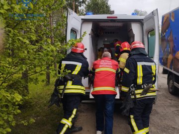 На Волині водій автівки злетів у кювет та зіткнувся з деревом. ФОТО